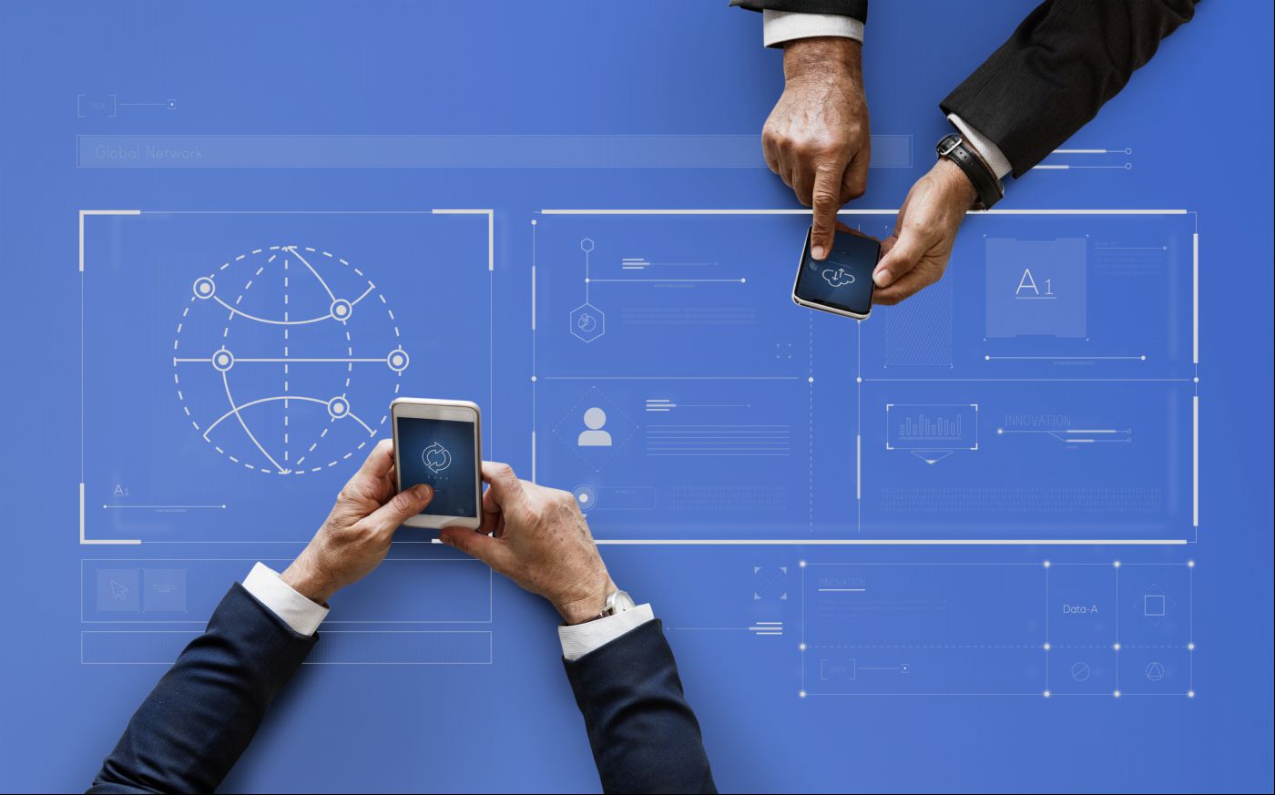 Dos personas usando teléfonos sobre un fondo de esquemas tecnológicos